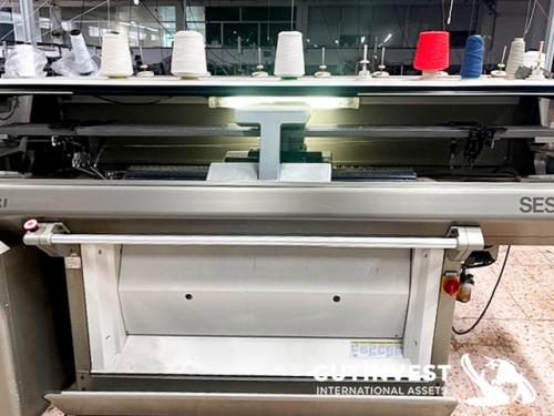 Textile flat knitting machine