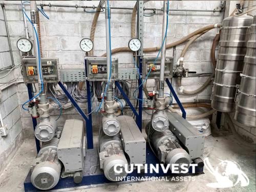 Installation for feeding material to plastic injection mold