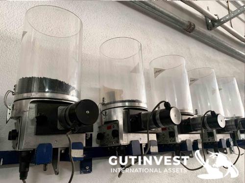 Installation for feeding material to plastic injection mold