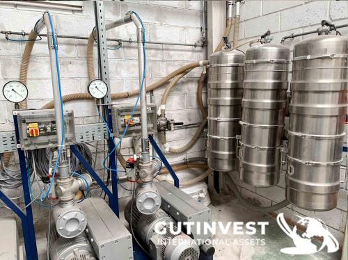 Installation for feeding material to plastic injection mold