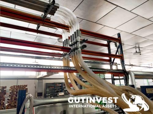 Installation for feeding material to plastic injection mold