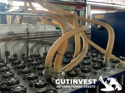 Installation for feeding material to plastic injection mold