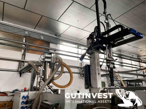 Installation for feeding material to plastic injection mold