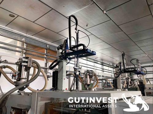 Installation for feeding material to plastic injection mold