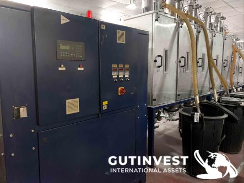 Installation for feeding material to plastic injection mold