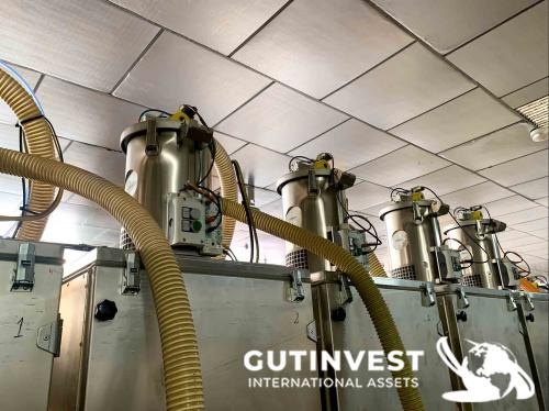 Installation for feeding material to plastic injection mold