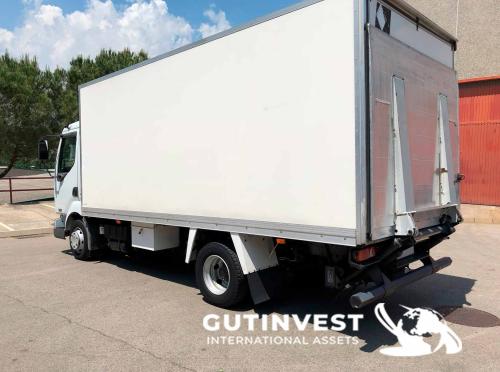 Truck with closed box and lifting platform 