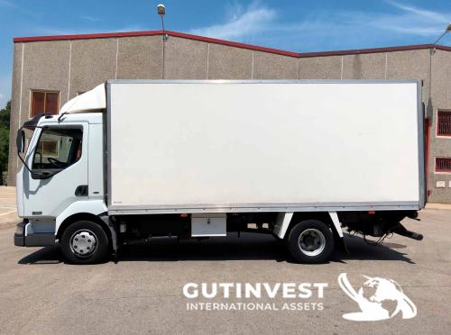 Truck with closed box and lifting platform 