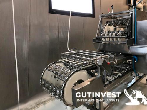 Automatic egg cracking machine