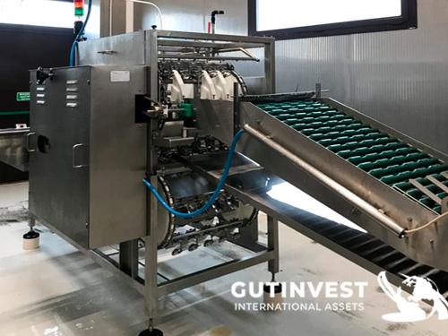 Automatic egg cracking machine