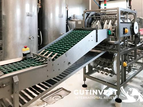 Automatic egg cracking machine