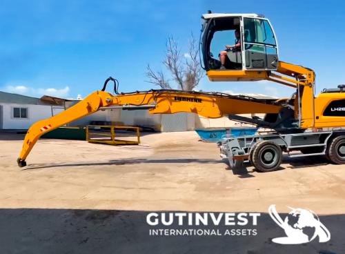 Recycling material handling machine with grab