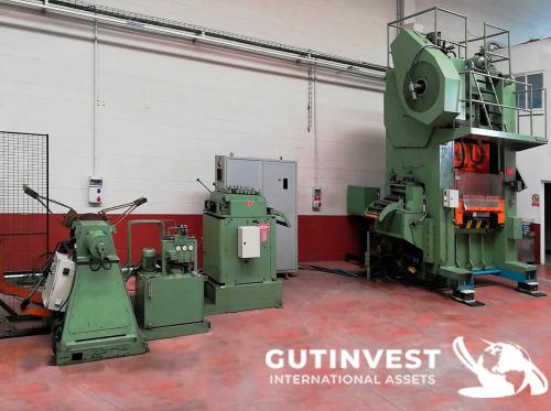 Double-column press with decoiler and flattener