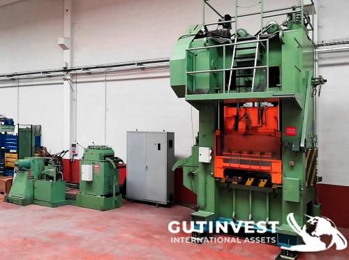 Double-column press with decoiler and flattener