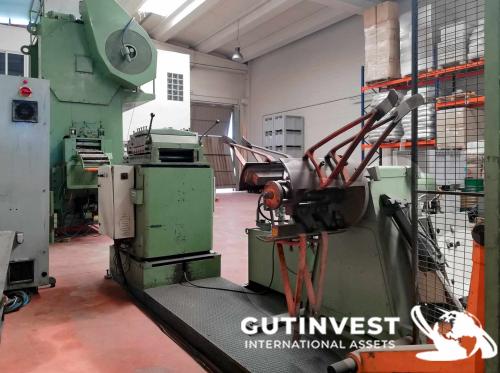 Double-column press with decoiler and flattener