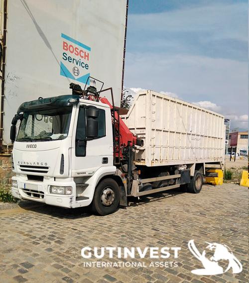 Tipper truck with crane