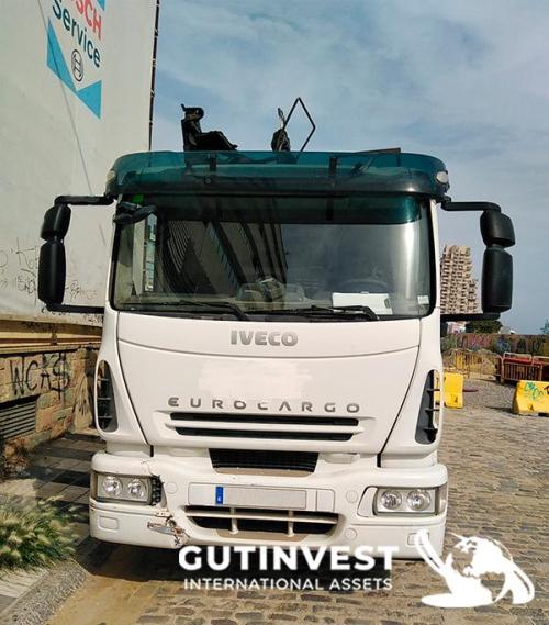 Tipper truck with crane