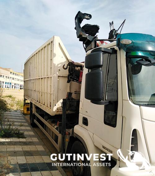 Tipper truck with crane