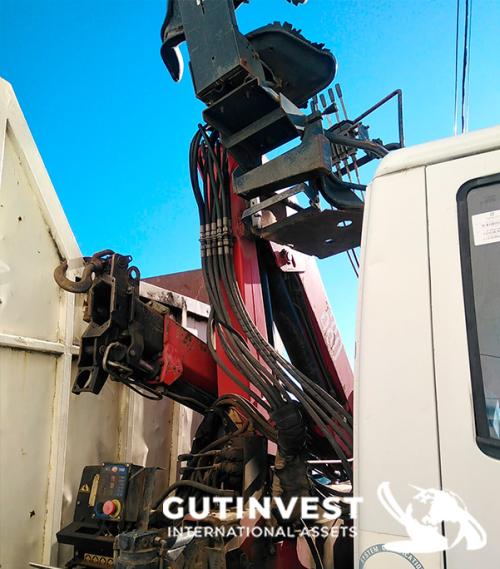 Tipper truck with crane