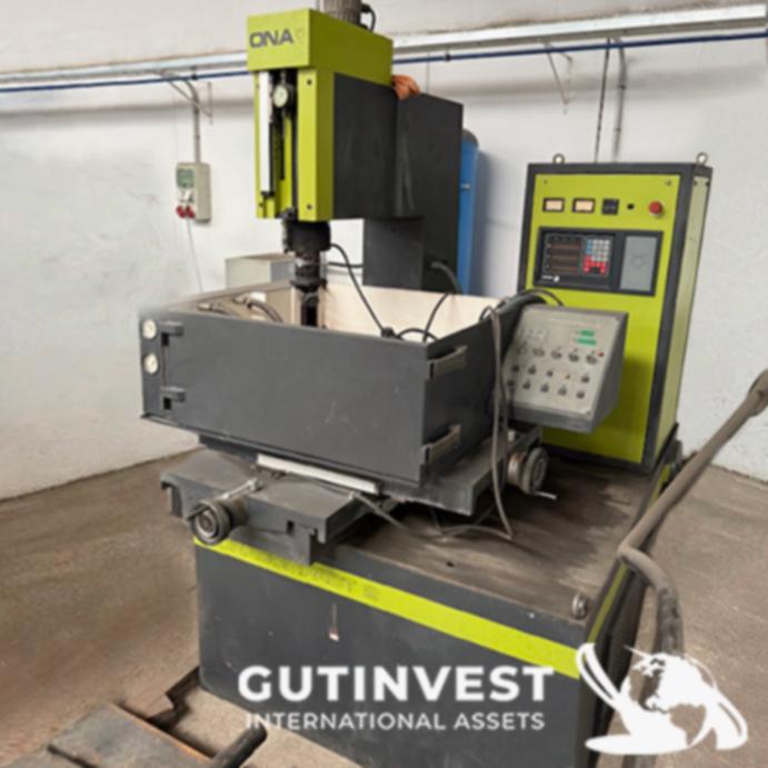 Die-sinking electrical discharge machining (EDM) machine