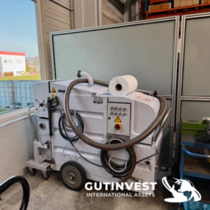 Industrial oil vacuum cleaner