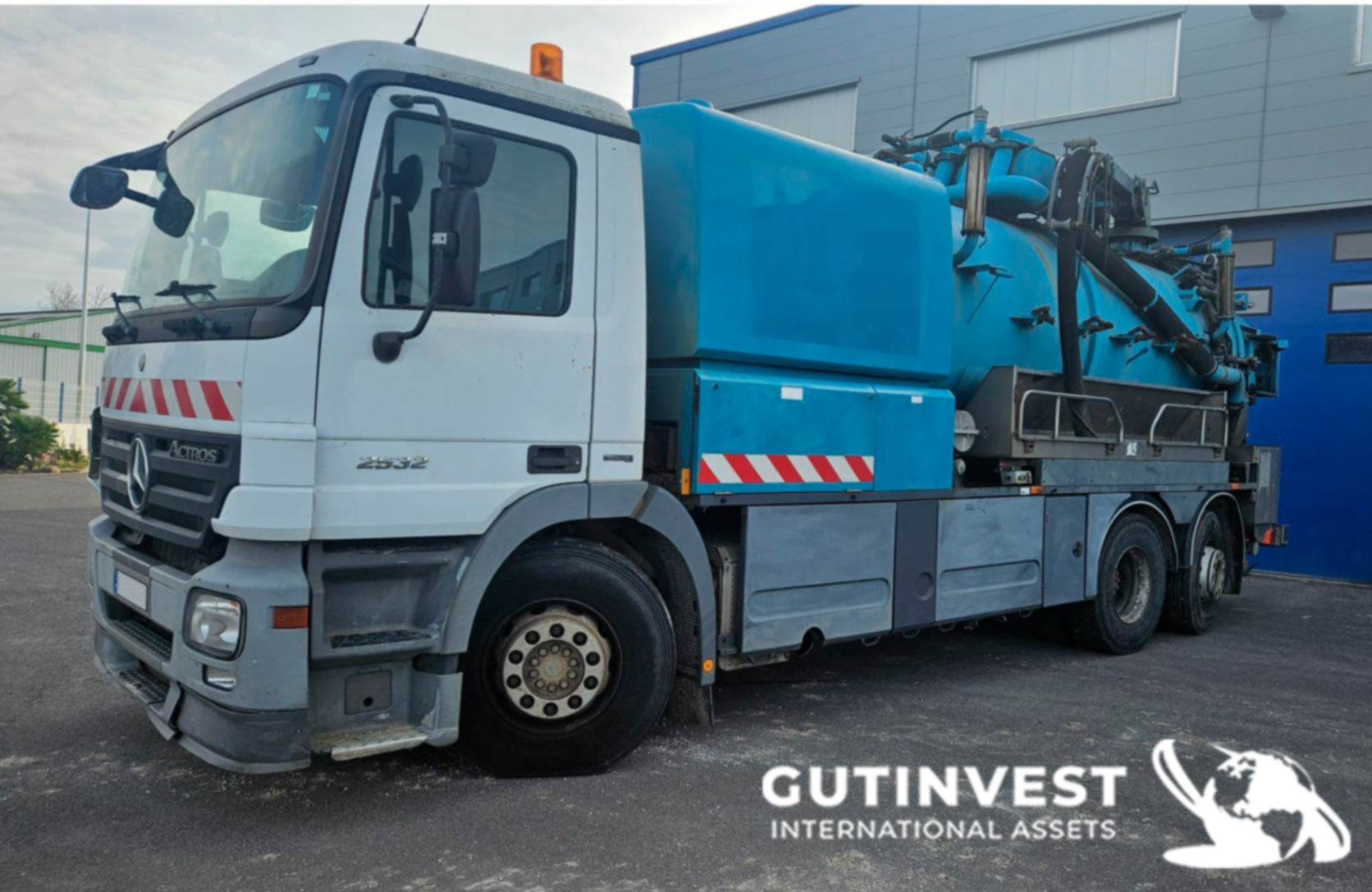 Sewer cleaning truck
