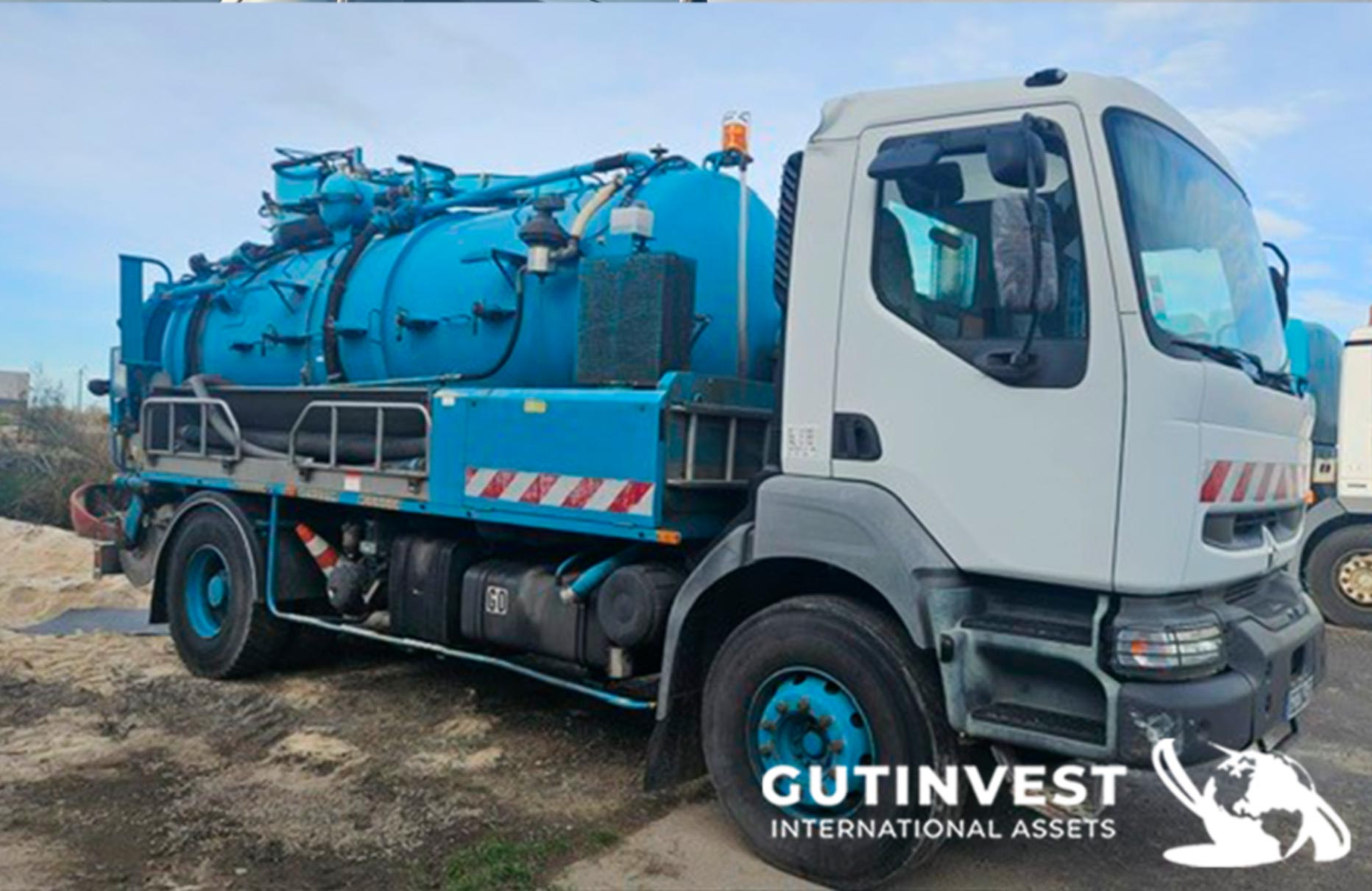 Sewer cleaning truck