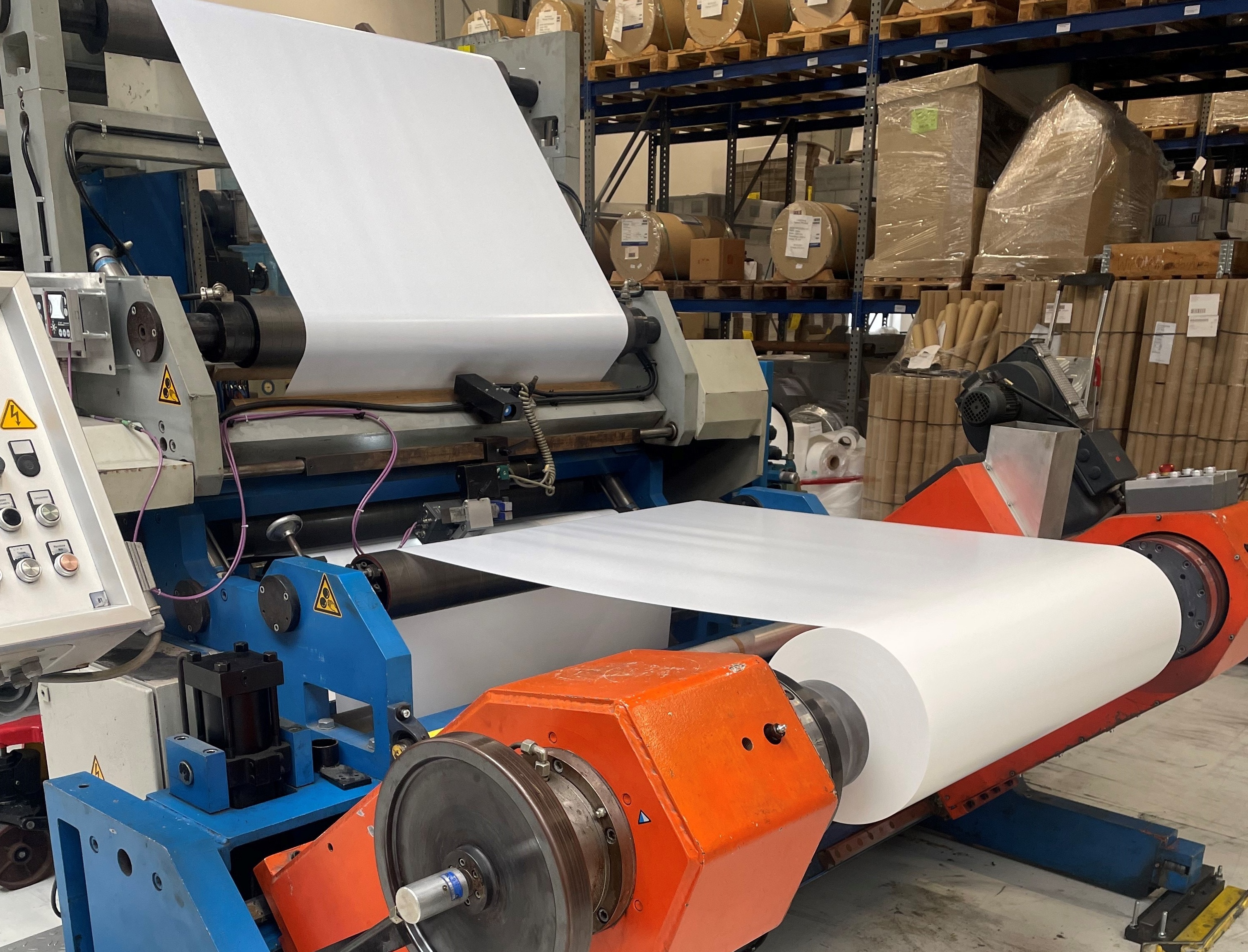 Industrial slitting and rewinding machine for flexible roll