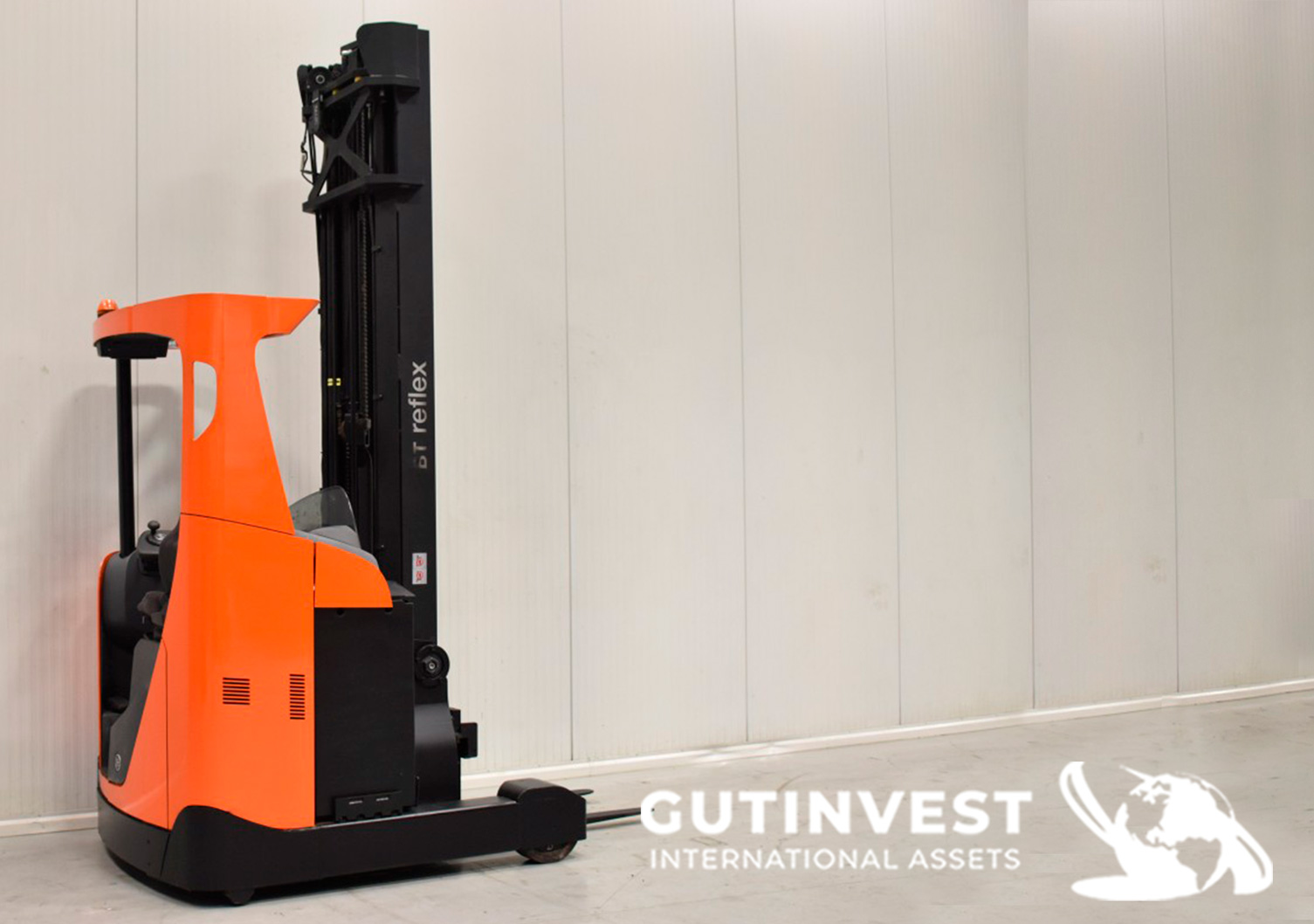 Electric reach truck