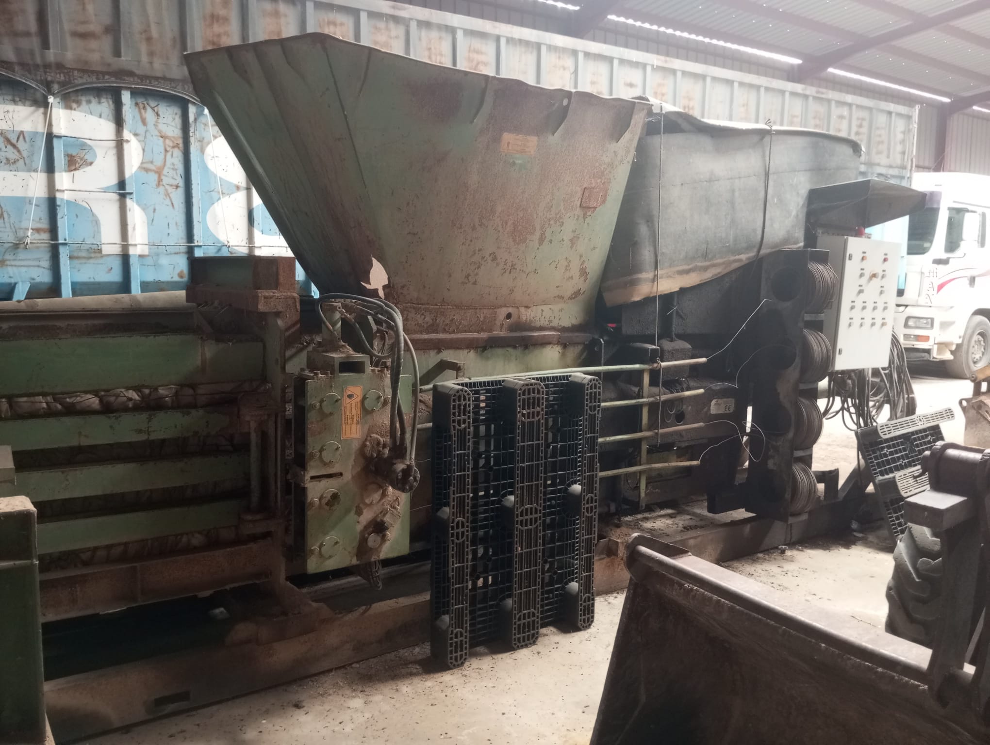Compactor bale press (cardboard, plastic, etc.)