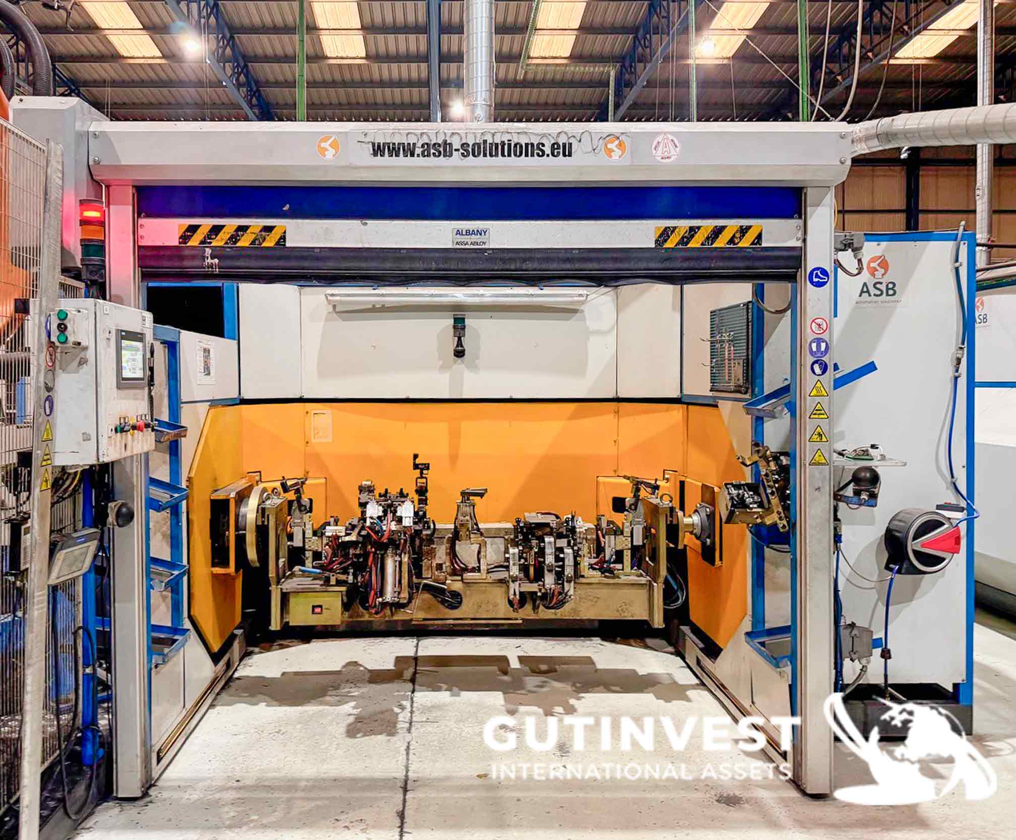 Robotic arc welding cell with two robots