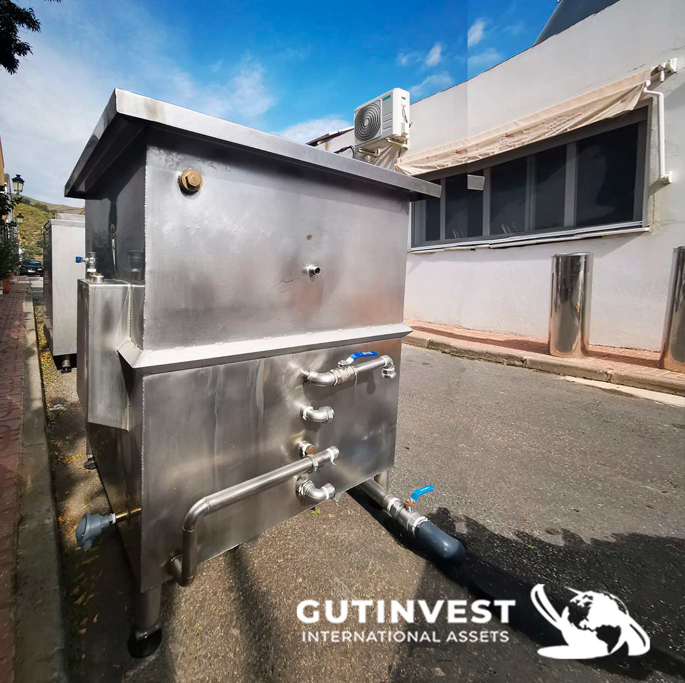 Stainless steel container with combustion chamber - coil