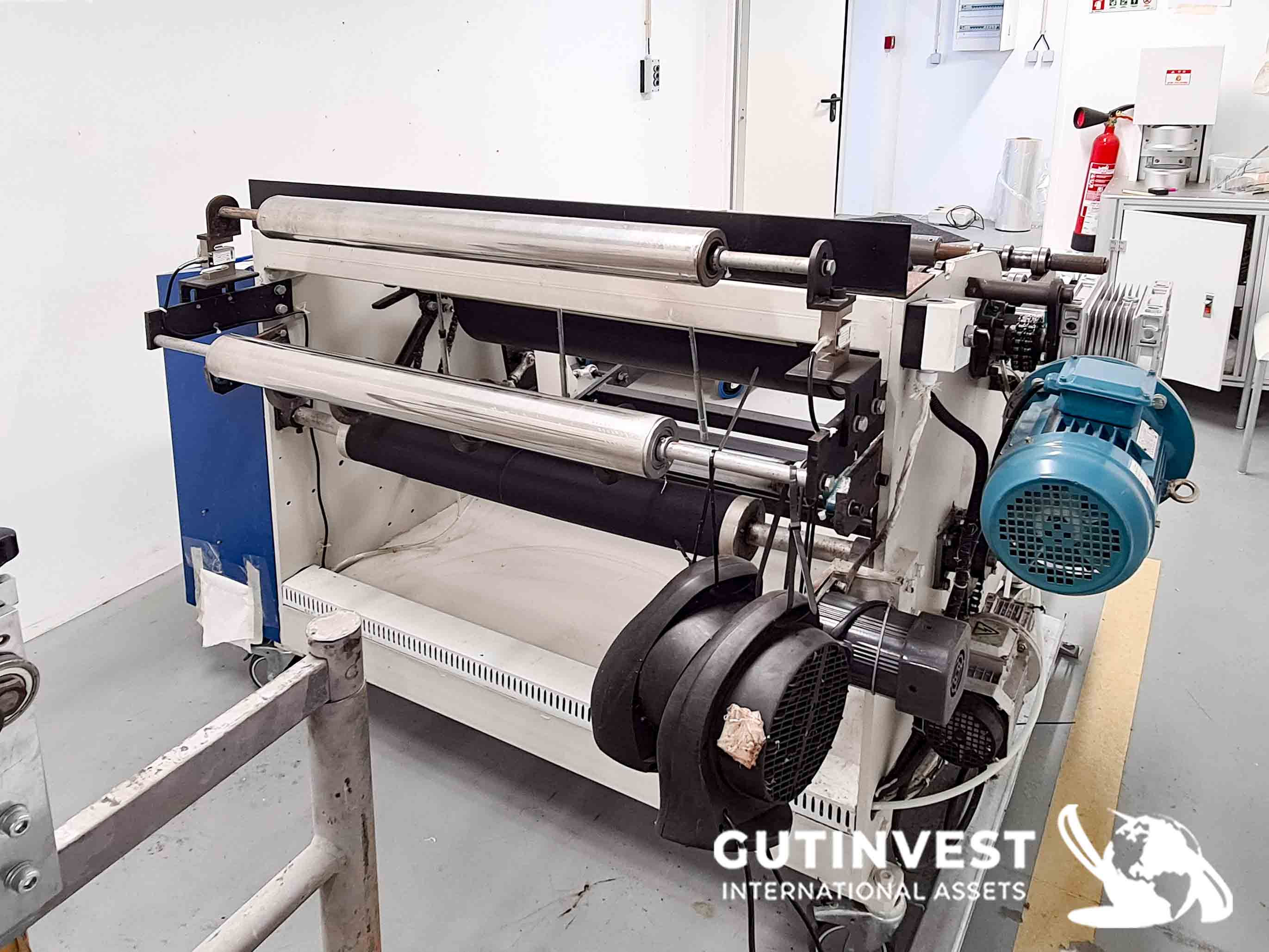 Rewinder with automatic cutting