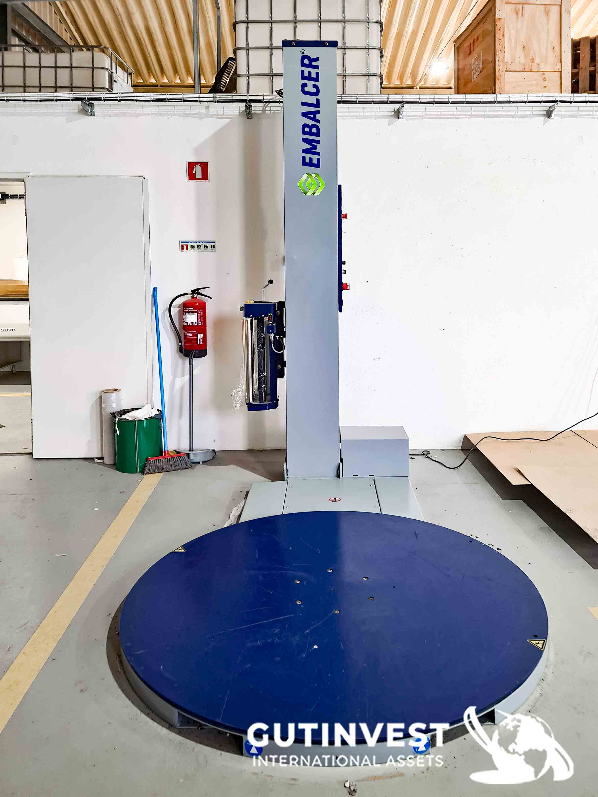 Pallet wrapping machine