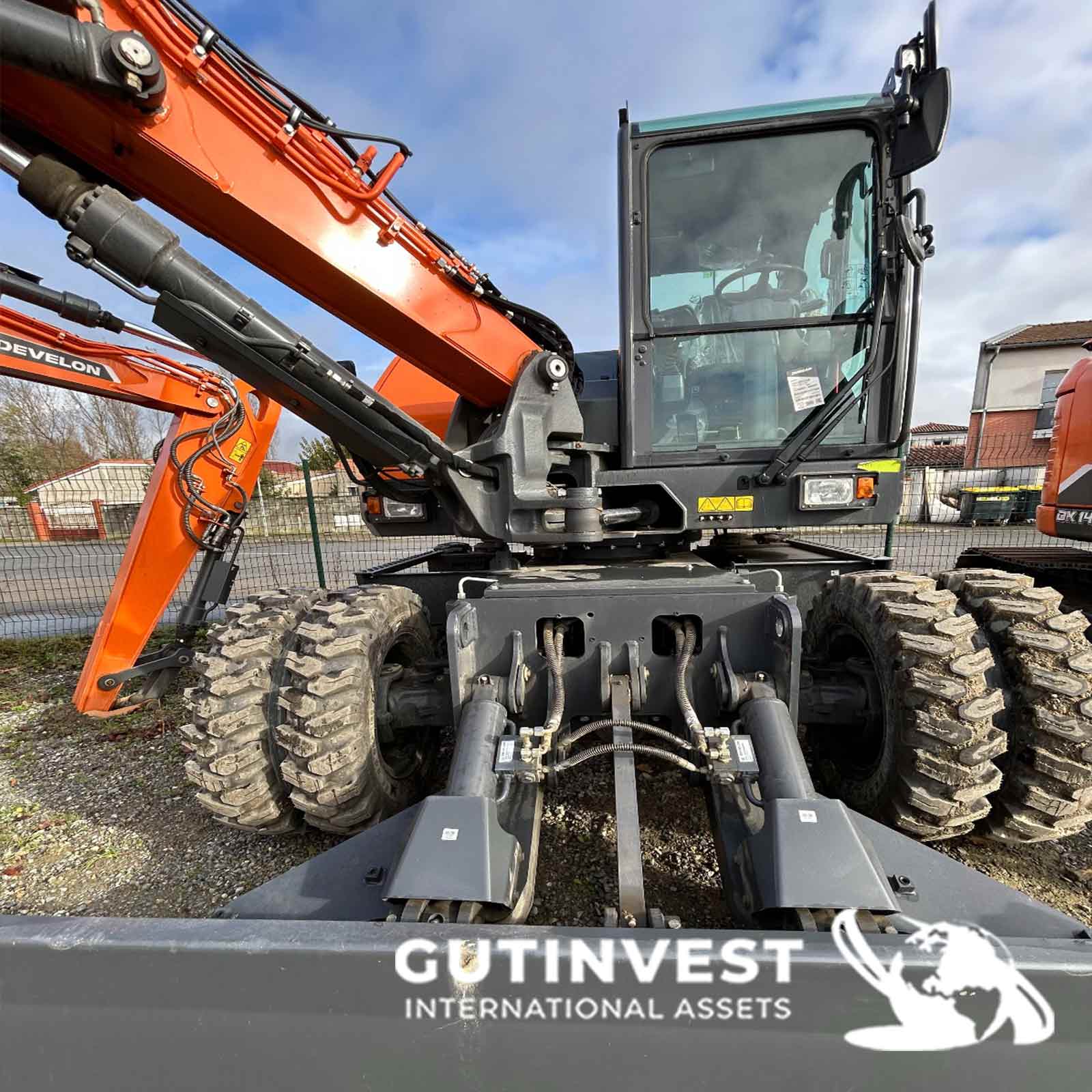 Wheeled excavator