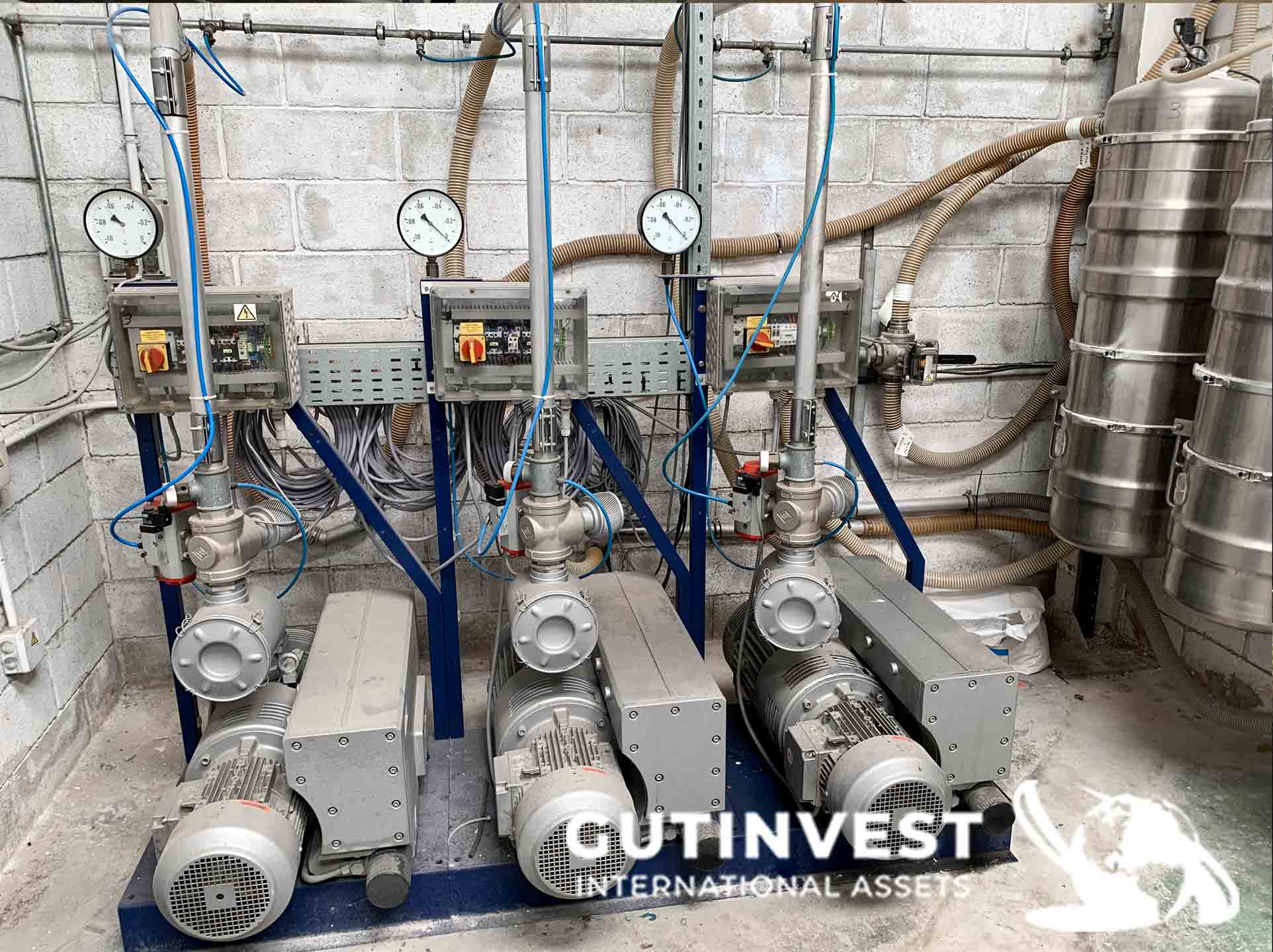 Installation for feeding material to plastic injection mold