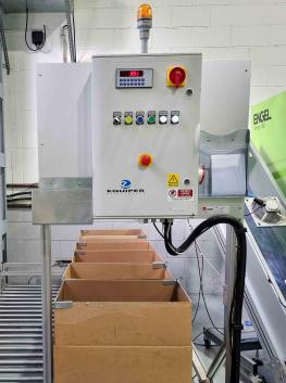 Conveyor belt for boxes with diverter and scale