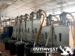 Installation for feeding material to plastic injection molding